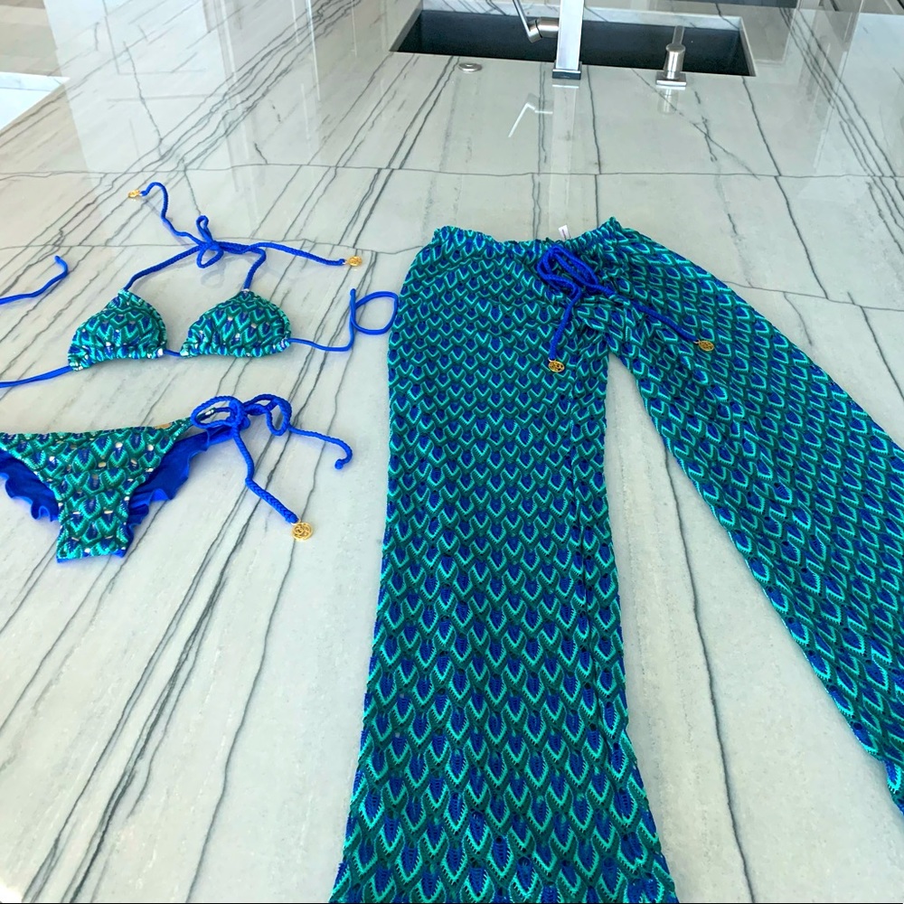Never worn BLUE KISS Beach Pant in XS and matching bikini.